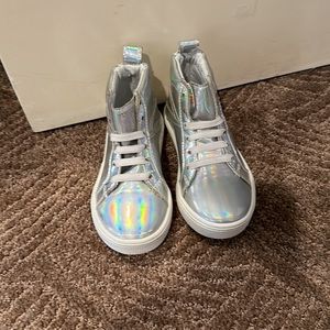 Freshly picked girls size 7 new sneakers holographic
